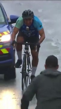 Pas vu à la télé Tour de France : Un homme déguisé un coureur de l'équipe AG2R a tenté de franchir la ligne d'arrivée, hier, avant d'être intercepté et jeté à terre par la sécurité