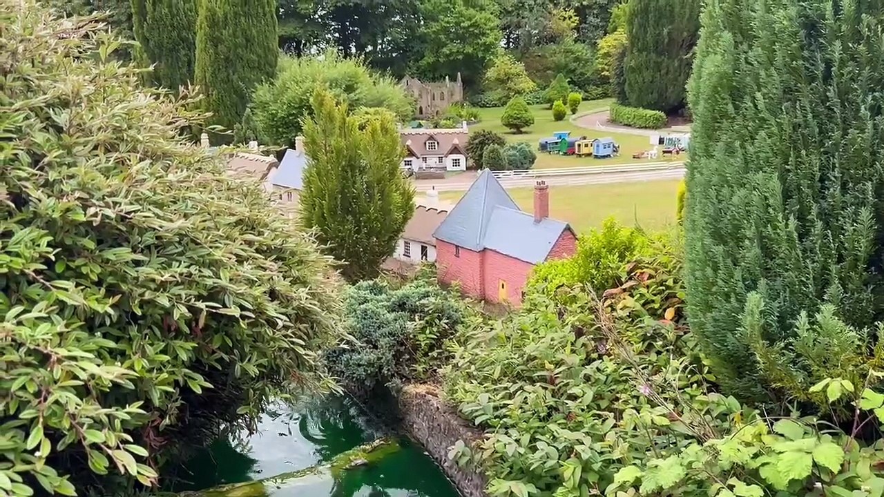 Bondville Model Village: I went on Bridlington's land train to Sewerby to visit the model village