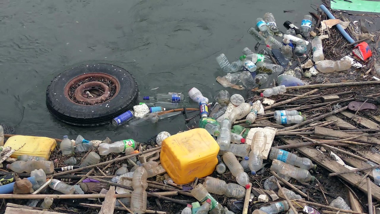 Pleasant calm, flowing water, sleeping in nature, hypnotizing. Watch the clip before bed and you are guaranteed a good night, a long and uninterrupted sleep. Beautiful waste of plastic and glass bottles playing with a tire with relaxing sound of waterfall