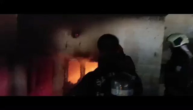 Şanlıurfa’nın Eyyübiye ilçesinde gece saatlerinde kullanılmayan bir iş yerinde yangın çıktı.