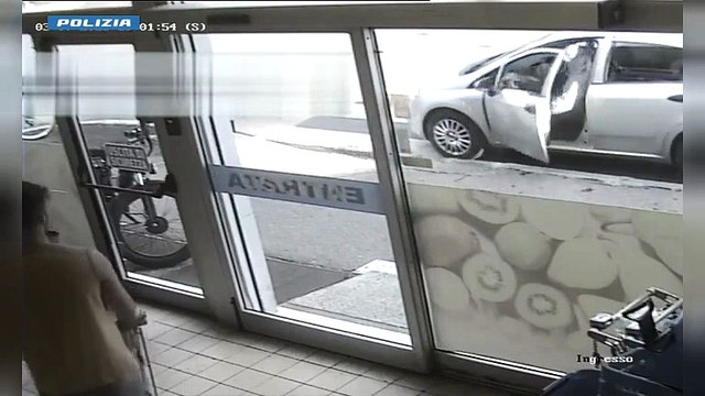 Arrestati dalla Polizia due rapinatori seriali di supermercati a Monza