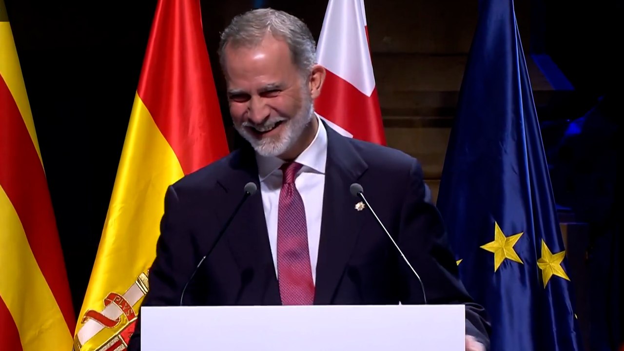 Felipe VI provoca las carcajadas del público al bromear con Andrés Iniesta