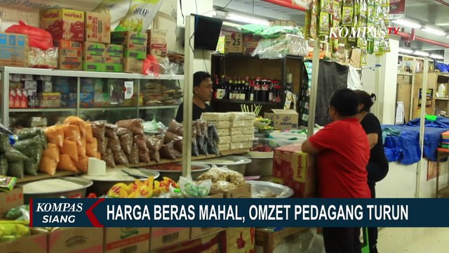 Warga Kediri Rela Antre Sejak Pagi Demi Bantuan Beras 20 Kg dari Bulog dan Bapanas