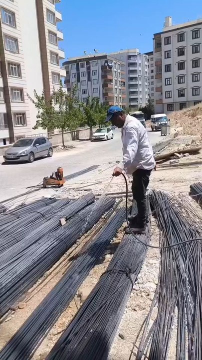 Şanlıurfa’da mevsim normallerinin üzerinde seyreden hava sıcaklıkları, özellikle açık alanda çalışanları olumsuz etkiliyor.