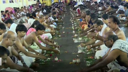 പിതൃസ്മരണയിൽ ബലിതർപ്പണ കർമങ്ങൾ നടത്തി വിശ്വാസികൾ..