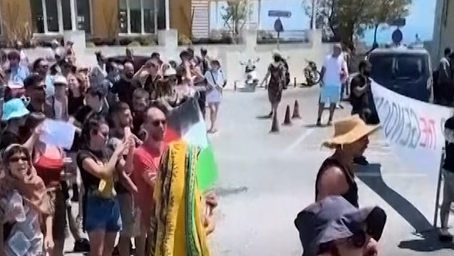 Video: Gaza protesters block Israeli tourists from entering Greek island