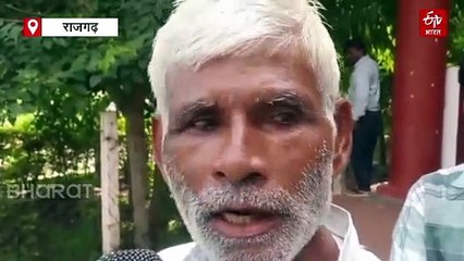 साहब हम जिंदा हैं, कागजों में मृत किसानों ने राजगढ़ कलेक्ट्रेट में दी गवाही