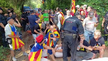 Els Mossos proven d'expulsar els manifestants