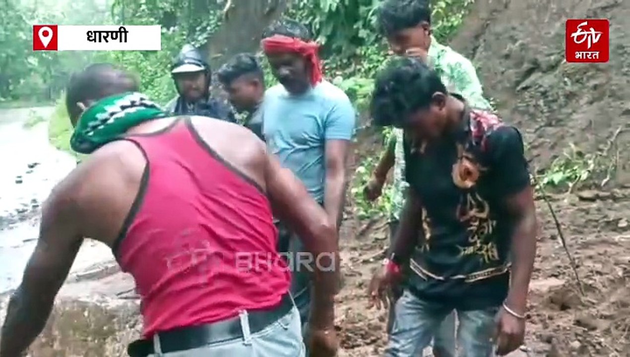मेळाघाटात मुसळधार पावसानं कोसळली दरड; प्रवाशांनी मलबा हटवून रस्ता केला खुला