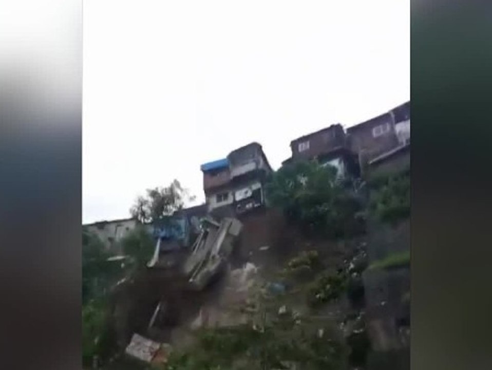 Mehrere Häuser zerstört: Starke Regenfälle lösen Erdrutsch aus