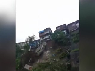 Mehrere Häuser zerstört: Starke Regenfälle lösen Erdrutsch aus