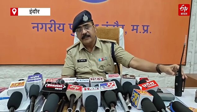 आपत्तिजनक हालत में कमरे से निकला SI, रहवासियों ने डंडे और चप्पलों से कर दी धुनाई