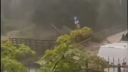 Il video del ponte spazzato via dalla piena in Val Passiria