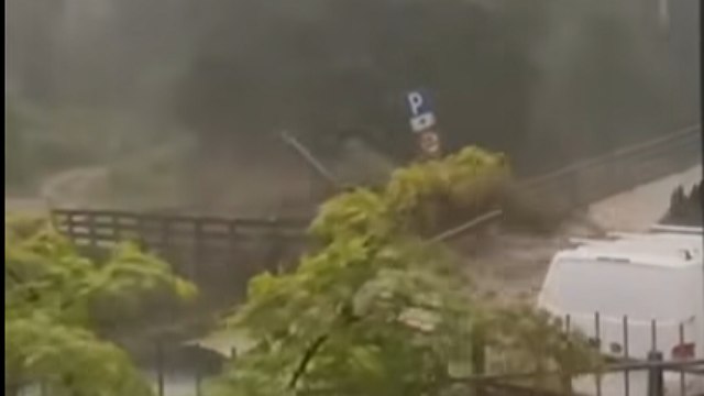 Il video del ponte spazzato via dalla piena in Val Passiria