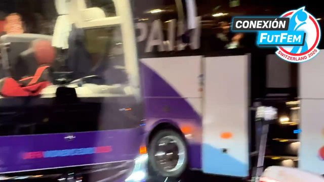 España celebraba en el autobús y a solo dos metros ocurría esto: la cara de las alemanas lo dice todo