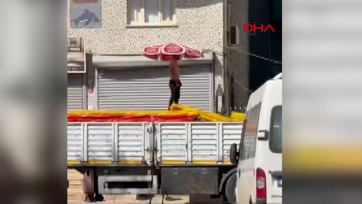 Şırnak’ta 47 derece sıcakta çalışan işçi, beline plaj şemsiyesi bağladı
