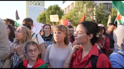 Greta Thunberg partecipa alla protesta pro-palestina in Albania