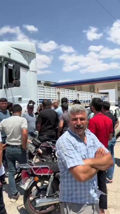 Viranşehir ilçesinde faaliyet gösteren Kamyoncular Kooperatifi, artan maliyetler ve düşük taşımacılık ücretleri nedeniyle greve gitme kararı aldı. Grev kapsamında, ilçe çevresine gelen diğer kamyoncuların da ilçeye girişine izin verilmediği öğrenildi.