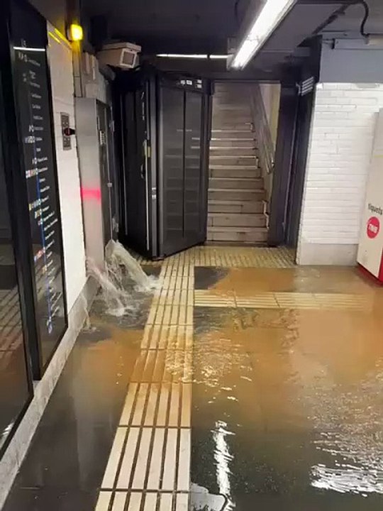 Inundación en el metro de Badal en Barcelona