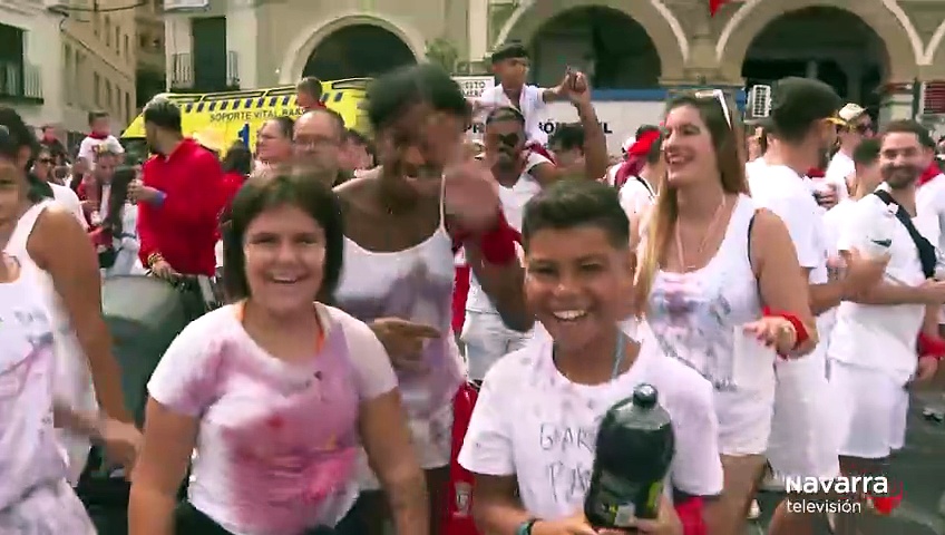 Tudela se tiñe de blanco y rojo