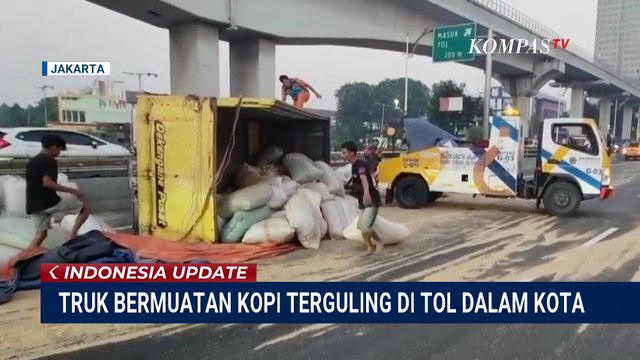 Penampakan Truk Bermuatan Kopi Terguling di Tol Dalam Kota Jakarta pada Kamis 24 Juli 2025