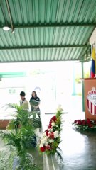 Estudiante carga a su abuela para recibir su diploma de bachiller