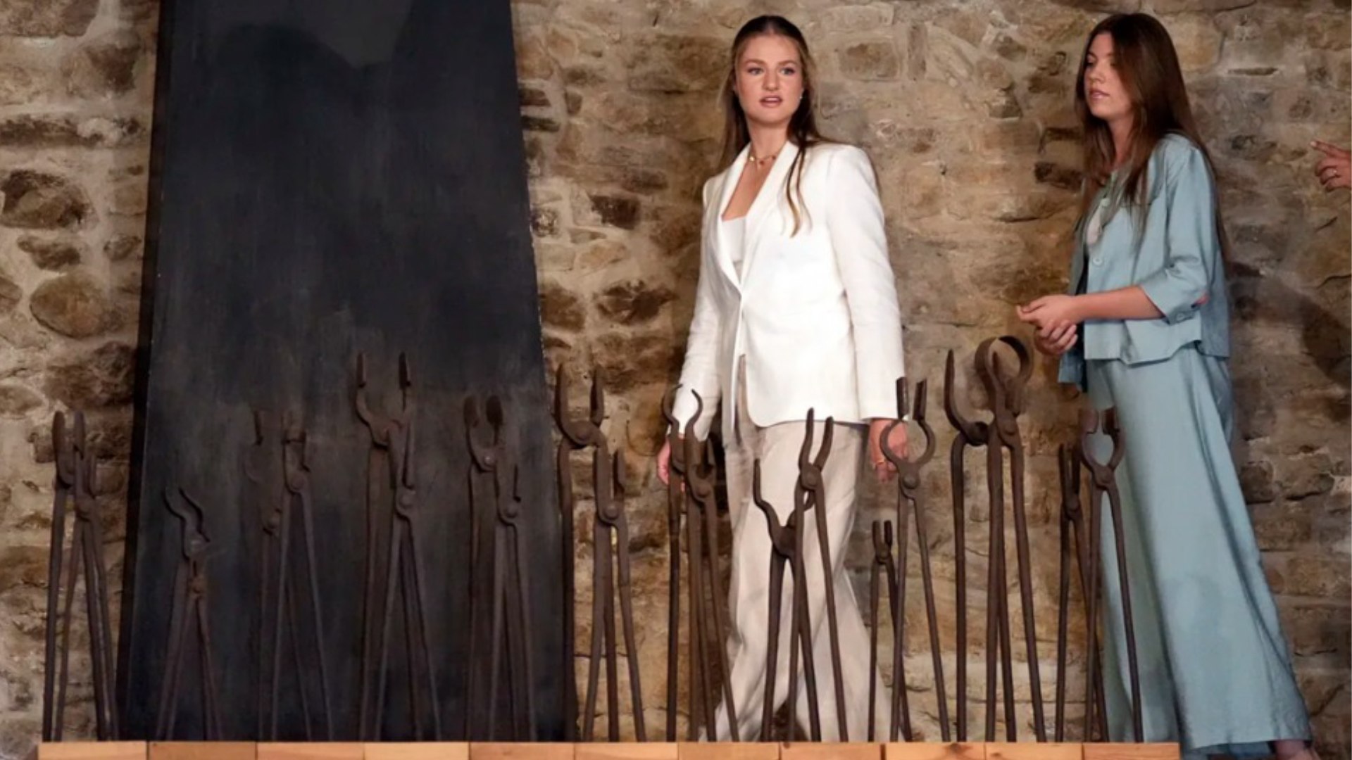 La princesa Leonor y la infanta Sof�a han visitado este jueves el pueblo de Sant Mart� Vell (Girona), dentro de la agenda que han mantenido estos d�as en Catalu�a con motivo de la entrega de los Premios Princesa de Girona, celebrada ayer en el Liceu de Barcelona