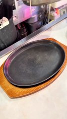 チーズに溺れるハンバーガー🍔チーズもたっぷりで、ハンバーガーは肉が2枚入ってて食べ応え抜群でめちゃくちゃ美味い！ハンバーガー好きは、行くべき！📍東京 / 東上野【店名】アメリカンダイナーアンドラ【場所】 東京都台東区東上野５丁目１３−７【時間】11:30〜14:00,18:00〜22:00【定休】日曜#東京グルメ#東京ランチ#上野グルメ#japanesefood