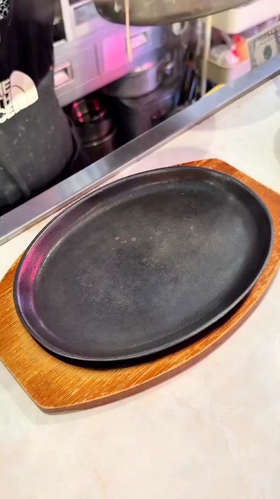 チーズに溺れるハンバーガー🍔チーズもたっぷりで、ハンバーガーは肉が2枚入ってて食べ応え抜群でめちゃくちゃ美味い！ハンバーガー好きは、行くべき！📍東京 / 東上野【店名】アメリカンダイナーアンドラ【場所】 東京都台東区東上野５丁目１３−７【時間】11:30〜14:00,18:00〜22:00【定休】日曜#東京グルメ#東京ランチ#上野グルメ#japanesefood