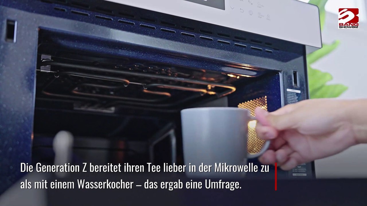 Generation Z brüht Tee in der Mikrowelle