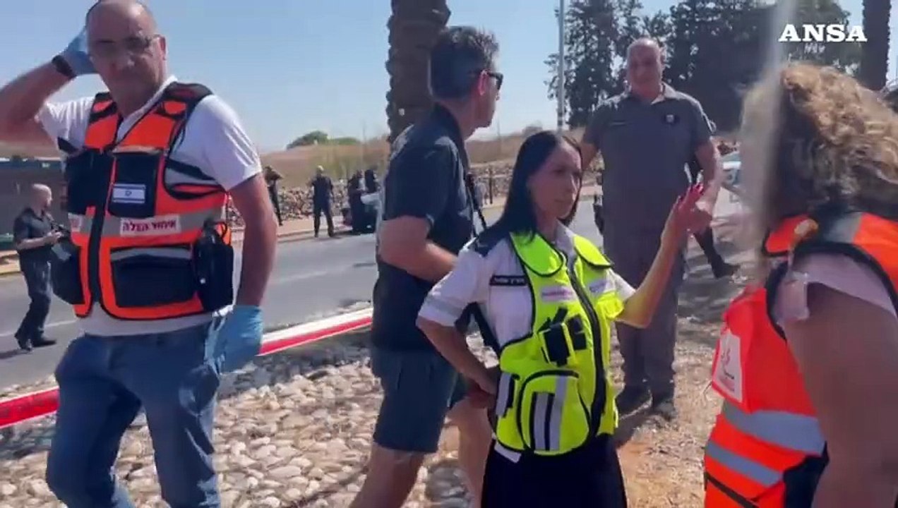 Israele, auto contro una fermata dell'autobus: 8 feriti