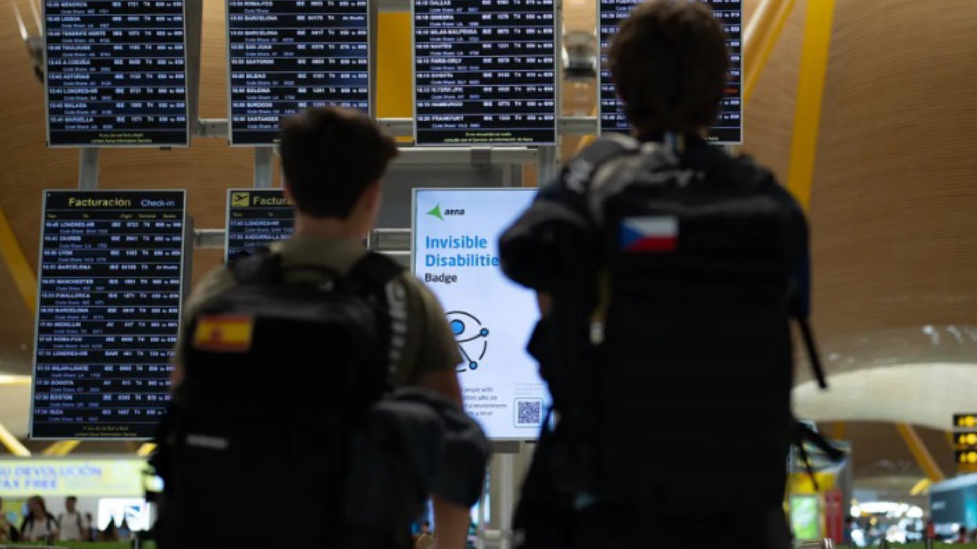 Ser� una medida factible en aquellos aeropuertos que cuenten con esc�neres de �ltima generaci�n, pero Bruselas est� decidida a aplicar esta medida "lo antes posible". A ser posible antes de que acabe el verano seg�n algunas fuentes a las que ha accedido este peri�dico. El l�mite de 100ml es una de las restricciones m�s inc�modas para los viajeros, junto con tener que sacar el ordenador de la maleta.