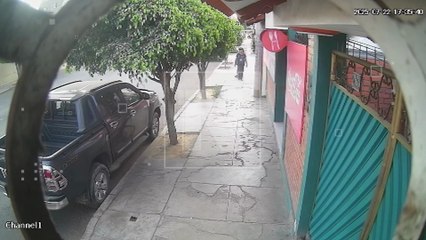 ¡Cuidado! Roban un celular y el retrovisor de un auto en segundos en Cochabamba