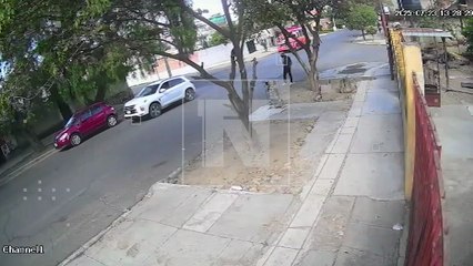 ¡Cuidado! Roban un celular y el retrovisor de un auto en segundos en Cochabamba