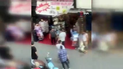 Kadınların sokak ortasındaki saç saça baş başa kavgasına akılalmaz görüntüler