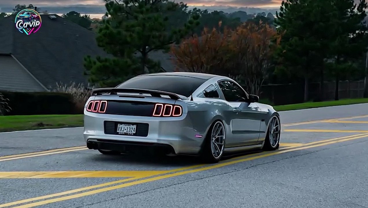 FORD MUSTANG