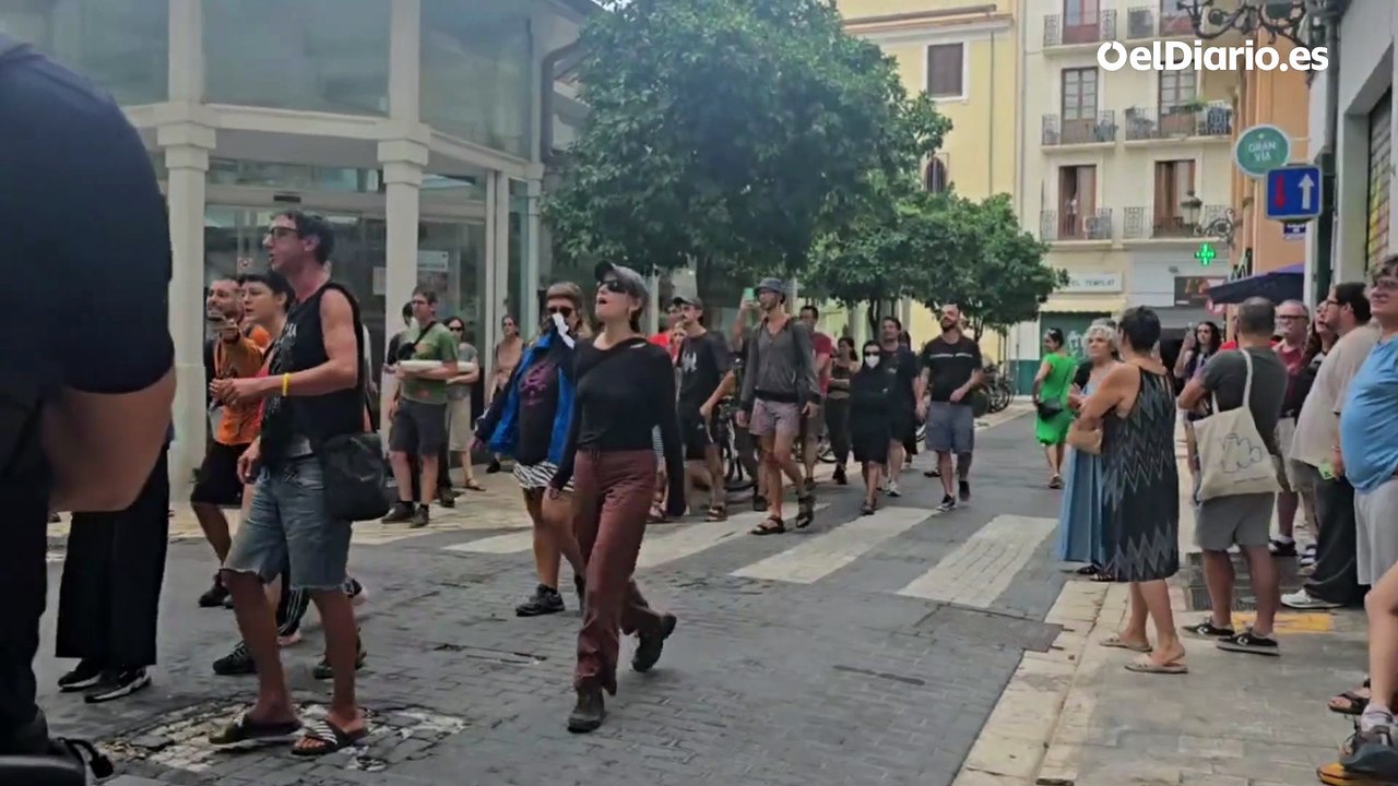 Tensión entre Policía y activistas antidesahucios por el acoso inmobiliario que sufre Susa, vecina del centro de València