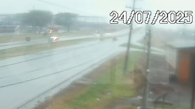 Câmera registra momento em que Celta cai no canteiro central na BR-277, em Cascavel