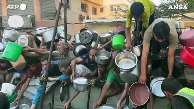 Gaza, ressa per il cibo: palestinesi in coda alla mensa della carita' per un pasto caldo