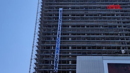 Maxi striscione di protesta sul Pirellino dopo l'inchiesta urbanistica a Milano