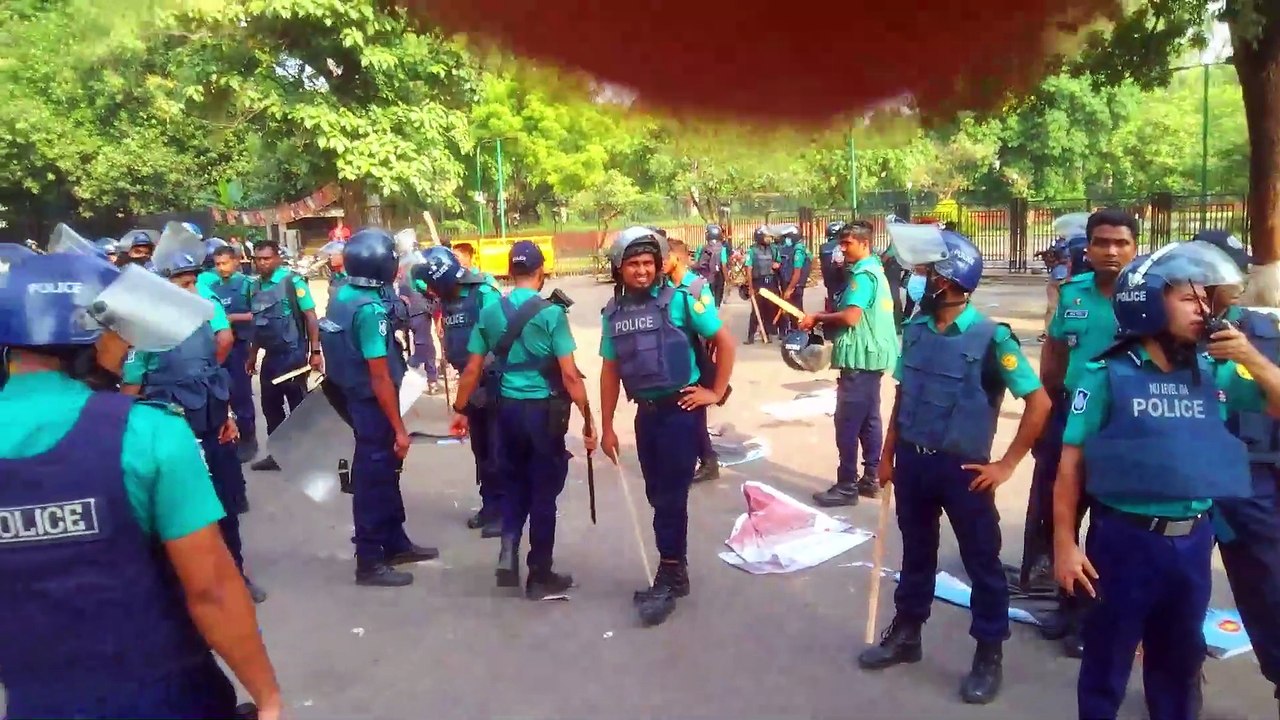 শিক্ষা উপদেষ্টার পদত্যাগ দাবিতে ছাত্রদের আন্দোলন যেভাবে দমন করা হয