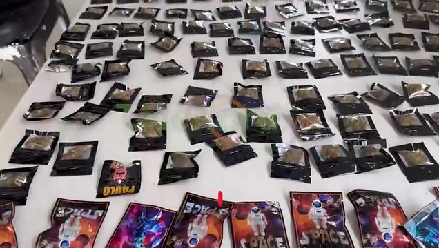 Arrestan cuatro hombres en allanamiento en Villa Riva; ocupan armas y drogas