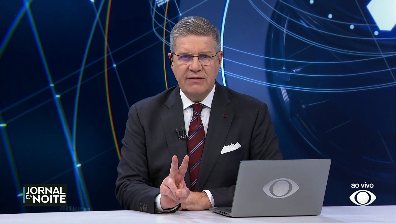 Ônibus de dois andares tem teto arrancado após bater em ponte na Inglaterra