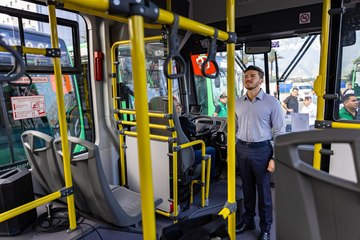 Samuel García entrega nuevas unidades para la Ruta-203 en San Pedro