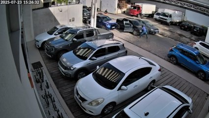 Vídeo flagra capotamento registrado na Rua Machado de Assis