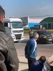 Caminhoneiro com som no talo foge da polícia e tenta jogar caminhão contra viatura