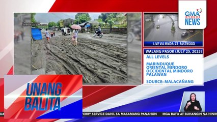 Mga bato at buhangin na hinihinalang mula sa Bulkang Mayon, humambalang sa kalsada | Unang Balita
