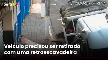 Caminhão tem rodas ‘engolidas’ após asfalto ceder no interior de São Paulo