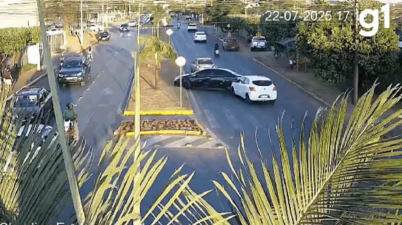 Homem toma arma de bandido