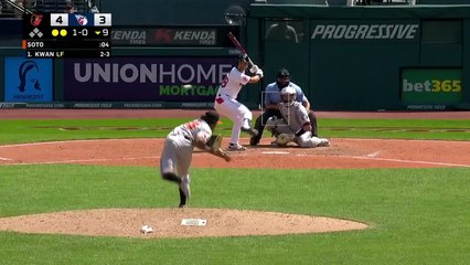 Ramón Urías con la jugada defensiva